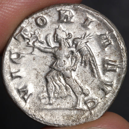 reverse side of herennia etruscilla antoninianus, showing goddess winged victory